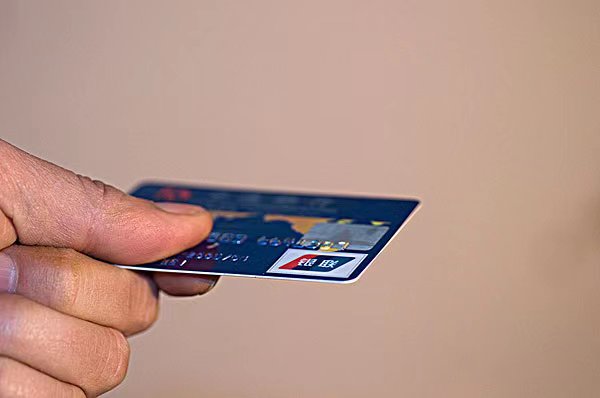 卡银家觉得随着信用卡市场竞争日益激烈，全国性商业银行的信用卡规模已占市场份额的九成以上